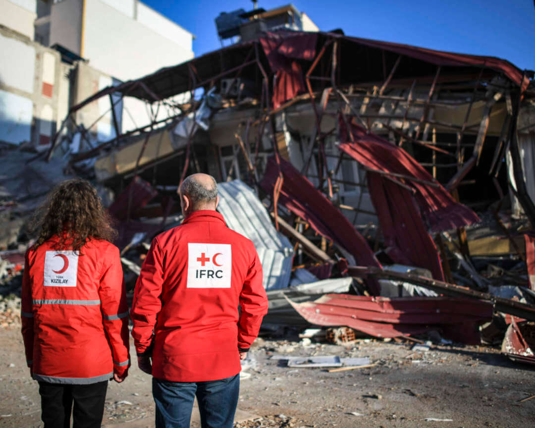 Türkei/Syrien, Februar 2023: Ein verheerendes Erdbeben der Stärke 7,4 auf der Richterskala ereignete sich am 06.02. in der Türkei an der Grenze zu Syrien. Tausende Menschen kamen ums Leben, tausende weitere wurden verletzt. Zahlreiche Häuser sind zerstört, die Infrastruktur beschädigt und die Trinkwasserversorgung in manchen Gegenden nicht gesichert. Der Türkische Rote Halbmond und der Syrisch-Arabische Rote Halbmond sind von der ersten Stunde an im unermüdlichen Einsatz.