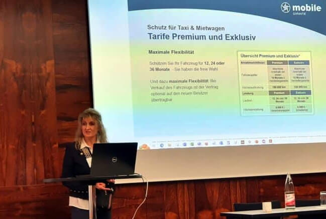 Sabine Schunk präsentiert die <strong>mobile</strong> <em>GARANTIE</em>-Produkte beim Taxi- und Mietwagentag 2023 in Ludwigshafen